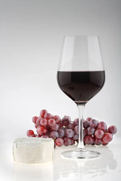 Beyaz Arka Planda Kırmızı Şarap Üzüm — Stok fotoğraf