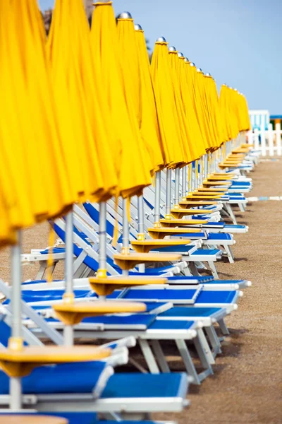 Fila Cadeiras Amarelas Praia — Fotografia de Stock