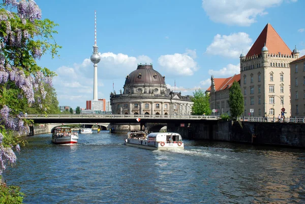 Берлінські Екскурсійні Човни Річці — стокове фото