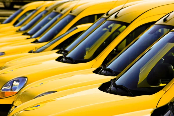 Carros Amarelos Pretos Estacionados Estacionamento — Fotografia de Stock