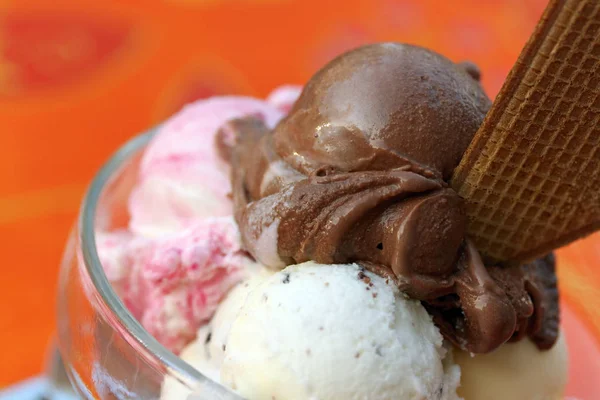 Морозиво Свіжою Полуницею Шоколадом — стокове фото