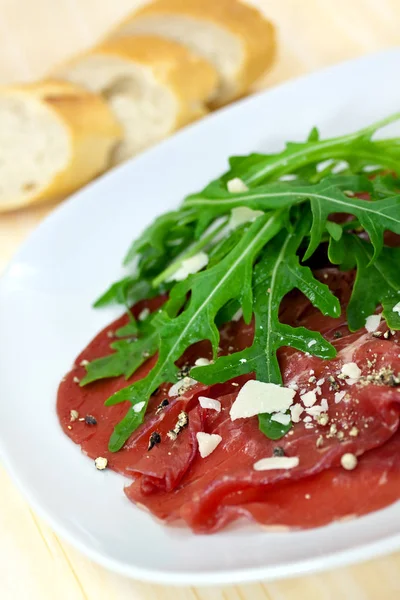 Carpaccio Com Parmesão Arugula — Fotografia de Stock