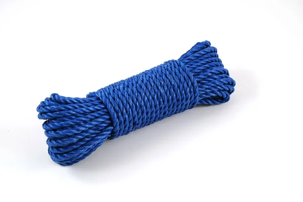 白い背景に隔離された青いロープ — ストック写真