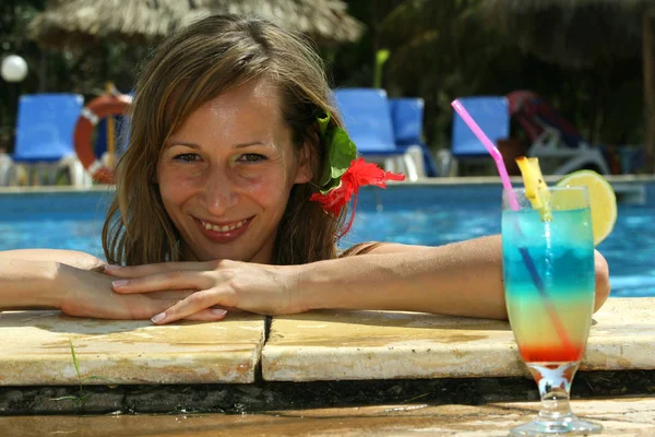 Vrouw Pool Met Cocktail — Stockfoto