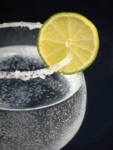 Limón Con Cubitos Hielo Sobre Fondo Negro — Foto de Stock