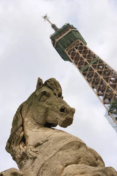 Kůň Eiffelova Věž — Stock fotografie