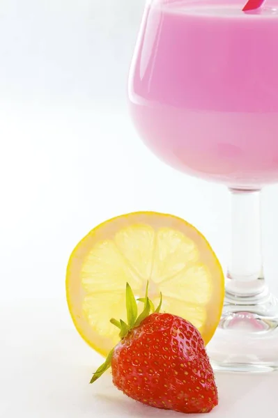 칵테일 유리잔에 딸기와 — 스톡 사진