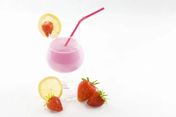 Glas Frischen Erdbeersaft Auf Weißem Hintergrund — Stockfoto