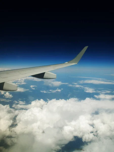 Ala Del Avión Volando Sobre Las Nubes — Foto de Stock