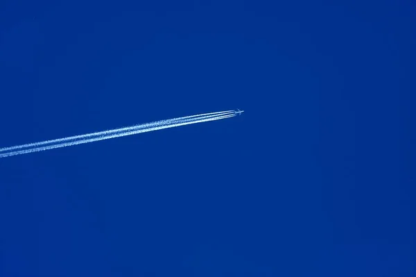 Flugzeu Sur Ciel Bleu — Photo