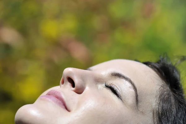 Mujer Joven Disfrutando Del Sol — Foto de Stock