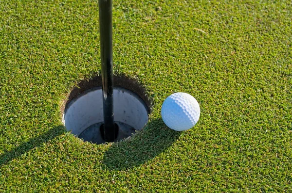 Golfbal Naast Gat Het Zetten Van Groen — Stockfoto