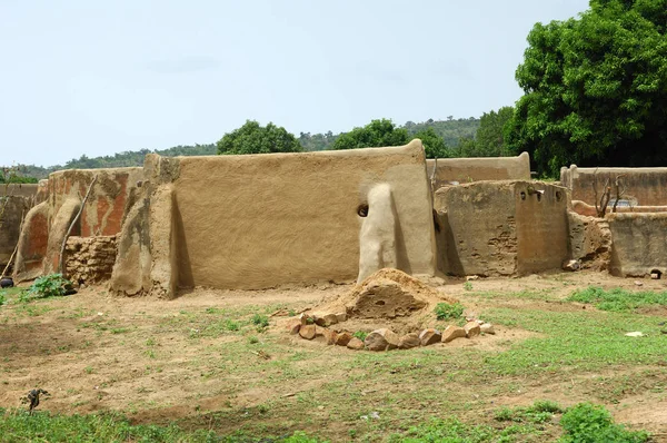 南部ブルキナ ファソ州ナホリの典型的なアフリカの粘土建築物です — ストック写真