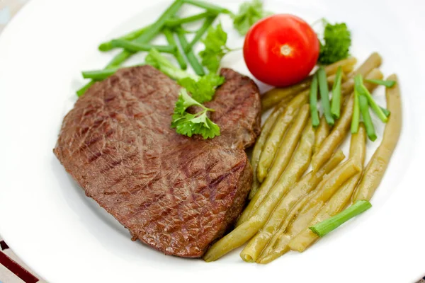 Roastbeef Roaststeak Mit Grünen Bohnen — Stockfoto