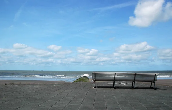 海のそばのベンチ — ストック写真