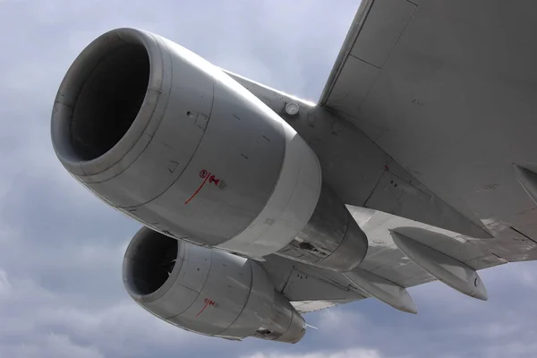 空を背景にジェット飛行機が — ストック写真