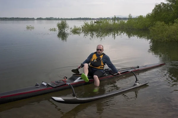 Dojrzałe Wiosło Wyścigach Outrigger Canoe — Zdjęcie stockowe