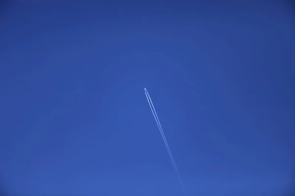 Aereo Che Sorvola Cielo Blu — Foto Stock