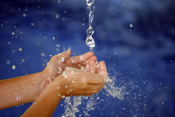 Femme Lave Les Mains Dans Eau — Photo