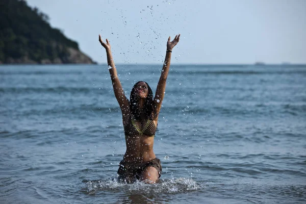 アフリカの美しい女性が晴れた日にビーチでリラックスして — ストック写真