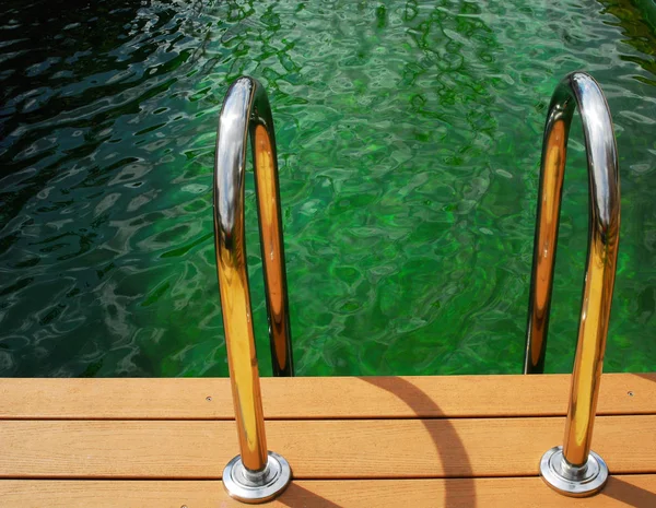 Бассейн Зеленой Травой Морской Водой — стоковое фото