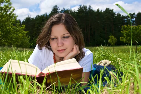 Mädchen Liest Sommerpark Ein Buch — Stockfoto