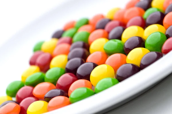 쟁반에 색깔의 사탕들 — 스톡 사진
