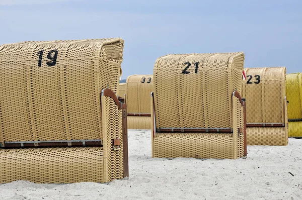 Několik Plážových Židlí Zezadu — Stock fotografie