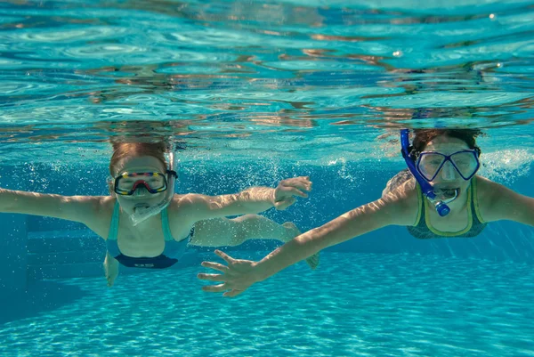 Fille Plongée Avec Tuba Dans Piscine — Photo