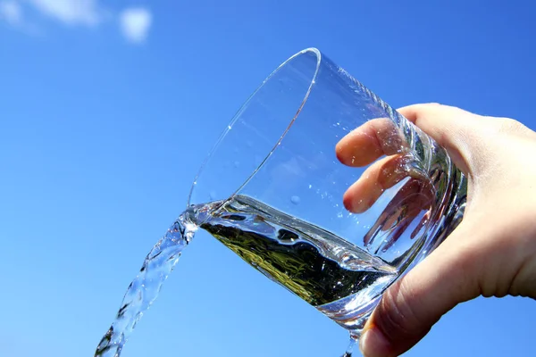 Hand Hålla Ett Glas Vatten Med — Stockfoto