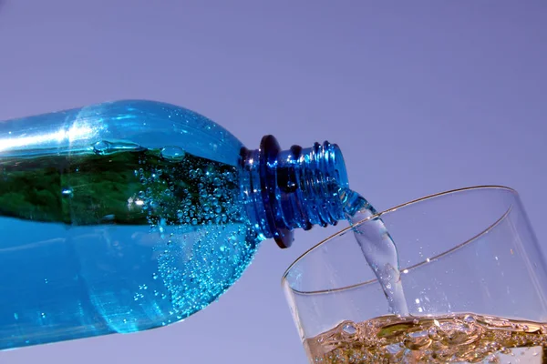 Champagne Glas Med Bubblor Bakgrunden Den Blå Himlen — Stockfoto