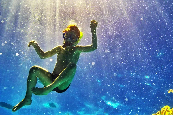 Mujer Joven Vestido Azul Saltando Mar —  Fotos de Stock