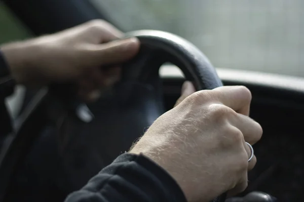 ガレージの車の座席の男 — ストック写真