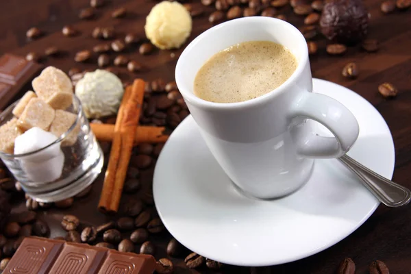 Espresso Con Caramelle Cioccolato Cioccolato Cannella Cubetti Zucchero — Foto Stock