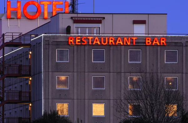 Hotel Mit Neonlichtreklame Abend — Stockfoto