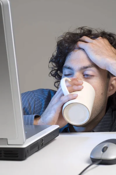 Zmęczony Człowiek Biurku Komputera Kawą — Zdjęcie stockowe