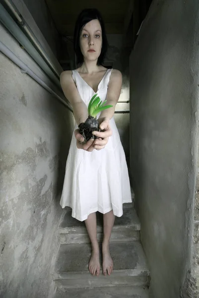 Νεαρή Γυναίκα Φόρεμα Όπλο — Φωτογραφία Αρχείου