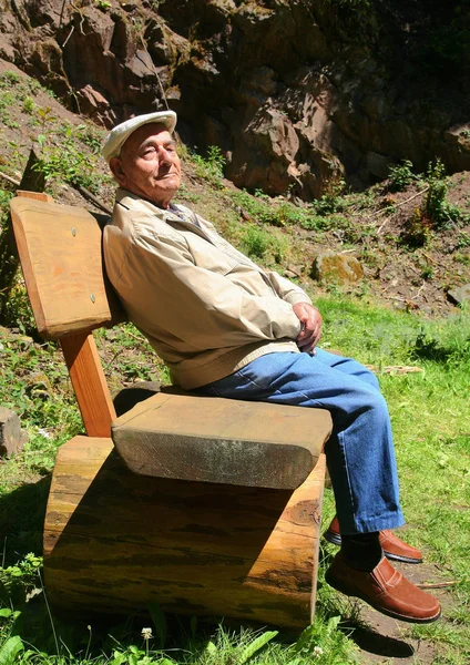 Homme Assis Sur Banc Dans Parc — Photo