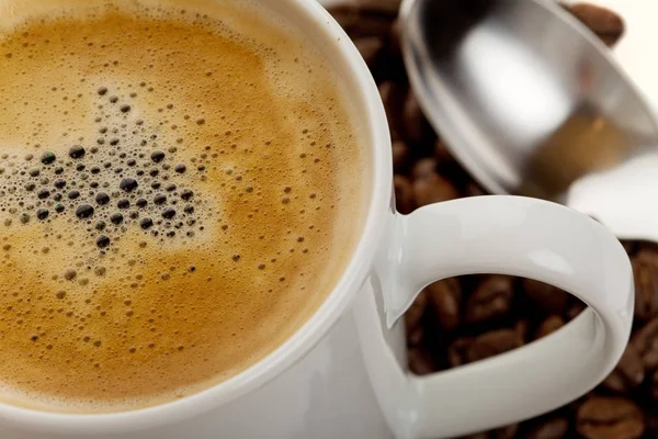 Köpüklü Kalp Şeklinde Bir Fincan Kahve — Stok fotoğraf