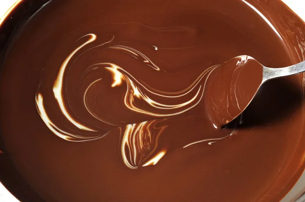 溶かしたチョコレートをボウルに入れ — ストック写真