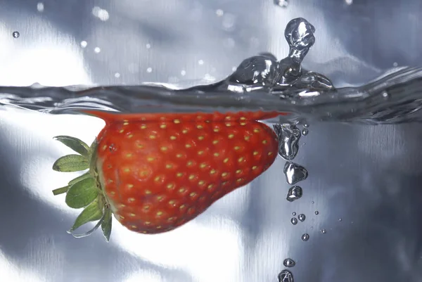 Frische Erdbeeren Fallen Ins Wasser — Stockfoto