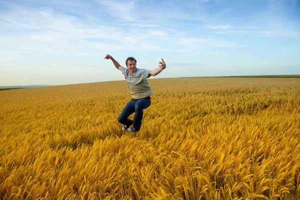 Homem Salta Campo Trigo Amarelo — Fotografia de Stock