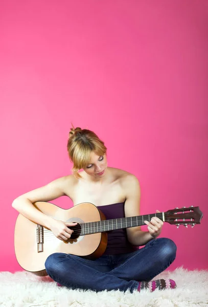 Молода Жінка Гітарою Рожевому Фоні — стокове фото