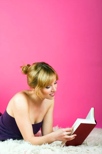 Mujer Joven Leyendo Libro — Foto de Stock