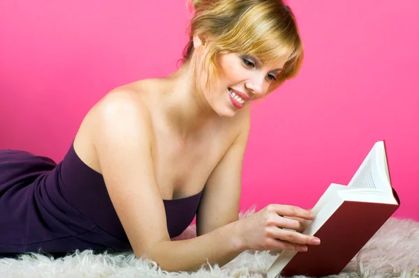 Jeune Femme Avec Livre Sur Lit — Photo