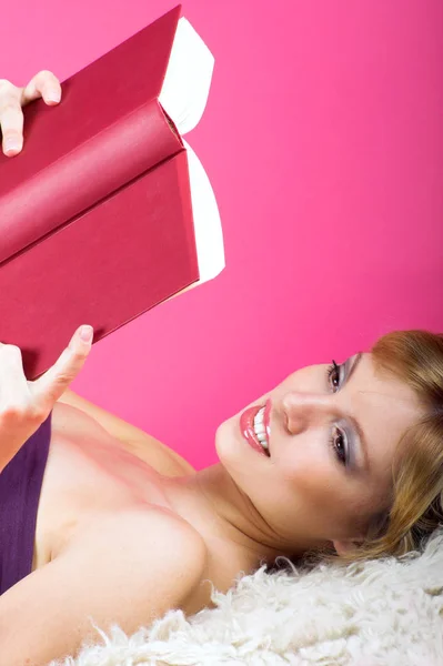 Mooie Jonge Vrouw Roze Jurk Met Geschenkdoos — Stockfoto