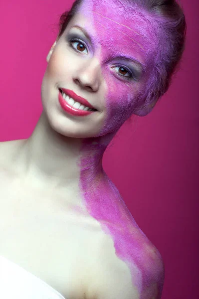 Портрет Красивой Молодой Женщины Розовыми Губами Фиолетовыми Волосами — стоковое фото