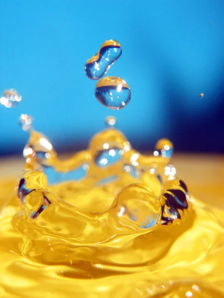 Krople Wody Żółtym Tle — Zdjęcie stockowe