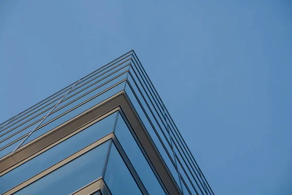 Kaca Fasade Terhadap Langit Biru — Stok Foto