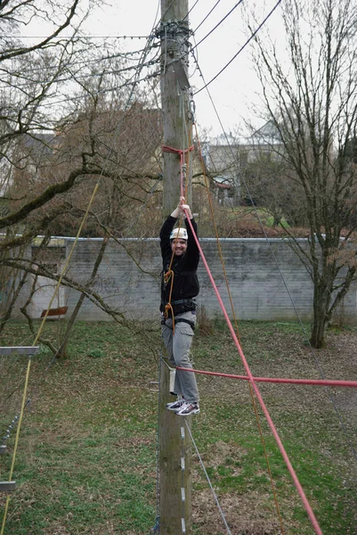 Mann Klettert Über Zaun — Stockfoto